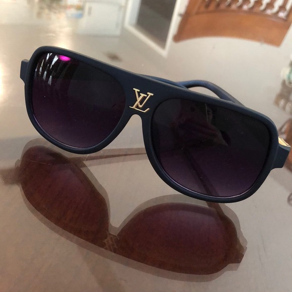 Louis Vuitton sunglasses - Picture 2 of 4
